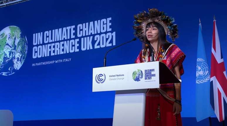 Ativista indígena brasileira Txai Suruí discursa na Conferência do Clima (COP-26).