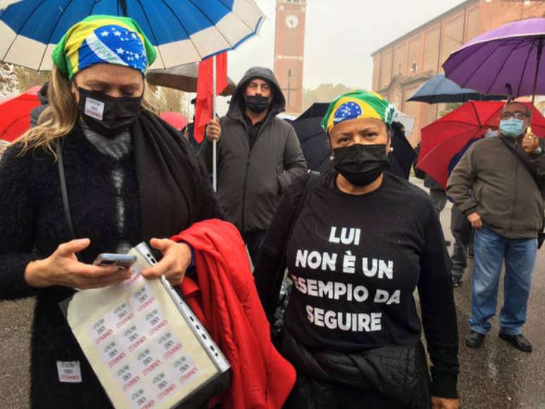 'Ele não é um exemplo a ser seguido', diz camiseta de manifestante contra Bolsonaro em Anguillara Veneta