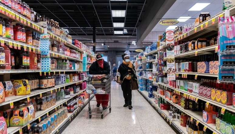 Consumidores passam por g&ocirc;ndolas em supermercado em St. Louis, EUA
04/04/2020
REUTERS/Lawrence Bryant