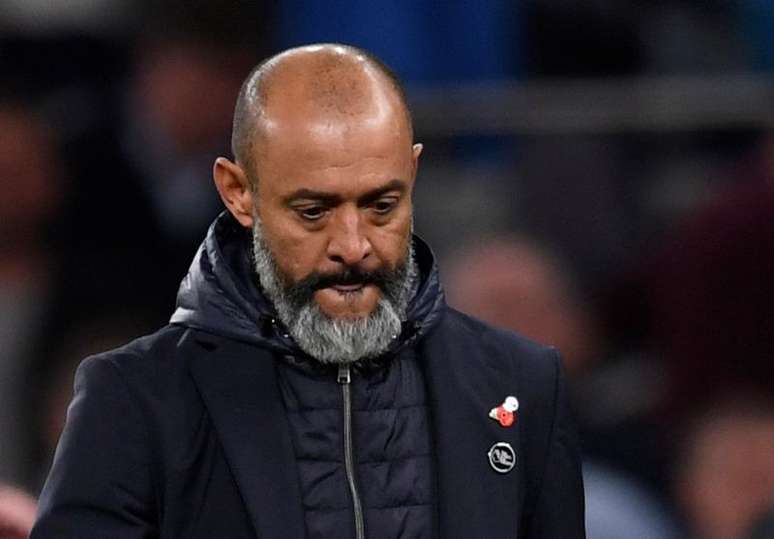 Nuno Esp&iacute;rito Santo durante partida entre Tottenham e Manchester United pelo Campeonato Ingl&ecirc;s
31/10/2021 REUTERS/Tony Obrien