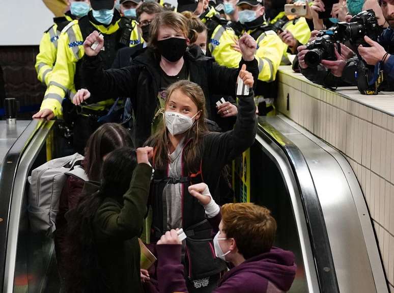 A ativista Greta Thunberg lidera protestos em Glasgow, Escócia