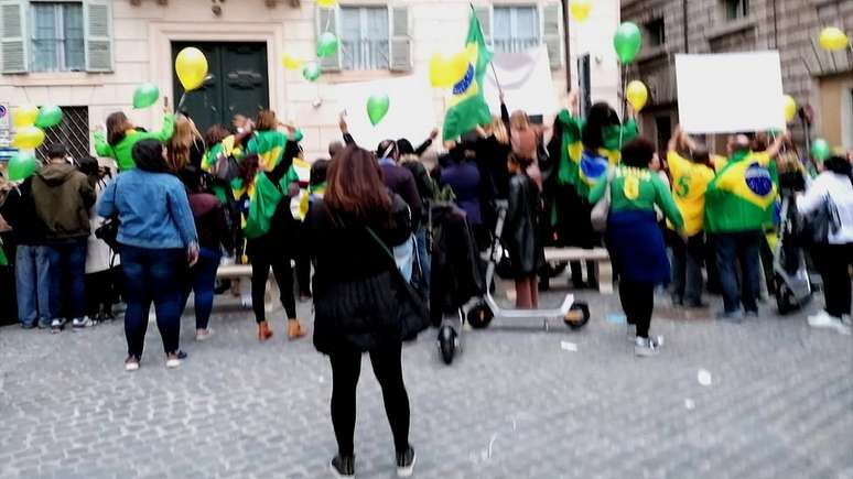 Jornalistas brasileiros foram atacados durante passagem de Bolsonaro por Roma