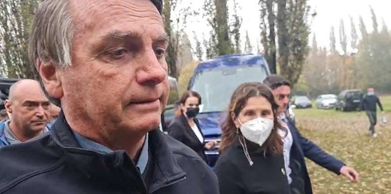 Bolsonaro durante transmissão ao vivo pelas redes sociais em Anguillara Vêneta, cidade italiana onde recebeu o título de cidadão honorário.
