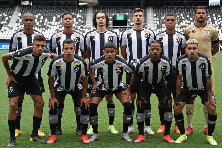 Igo Gabriel (em pé, à direita) disputou 31 partidas pela equipe sub-20 do Botafogo nesta temporada. (Foto: Divulgação/Vítor Silva)