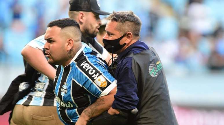 Torcida gremista invadiu o gramado da Arena do Grêmio após o término do jogo contra o Palmeiras (Ricardo Rimoli / Lancepress!)