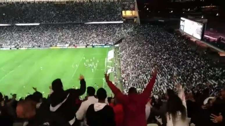 Torcida do Corinthians entrou em êxtase com gol no último minuto (Foto: Reprodução/Lancepress)