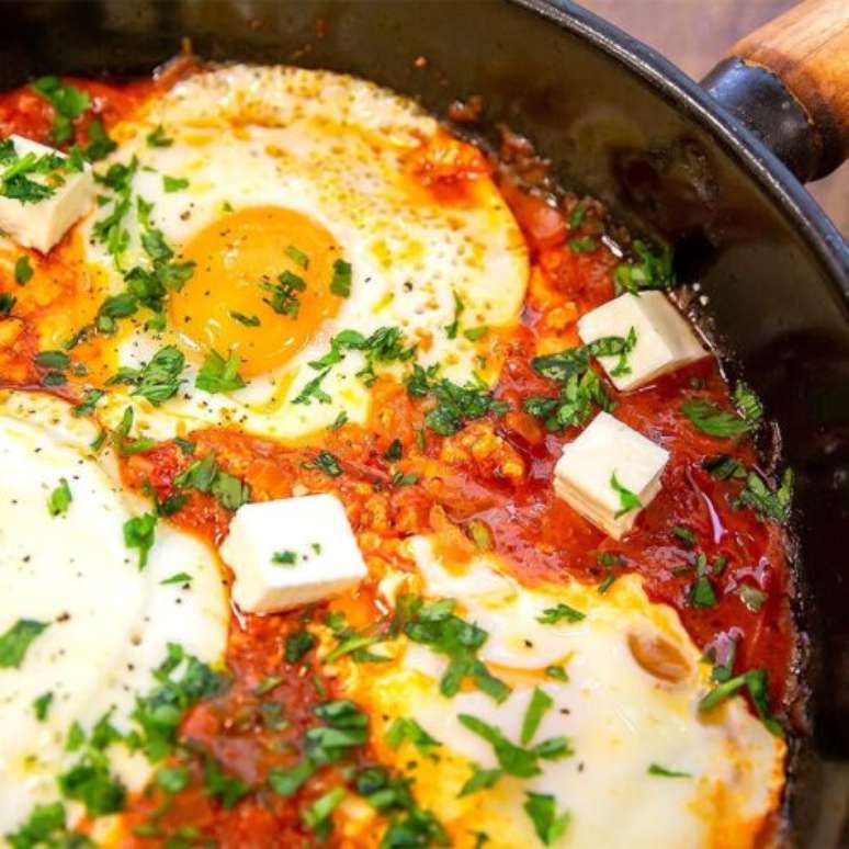 Aprenda como fazer ovo shakshuka na cozinha.