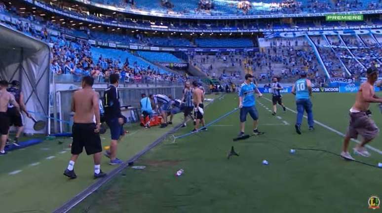 Invasores quebraram a cabine do VAR e tudo o que viram pela frente (Foto: Reprodução/Premiere)