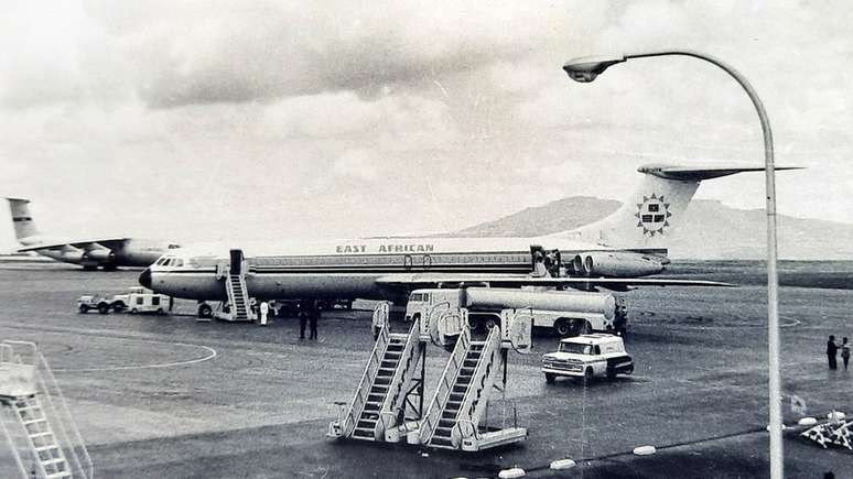 Passageiros entram pela porta traseira do East African Airlines VC10 no aeroporto de Adis Abeba, em 18 de abril de 1972