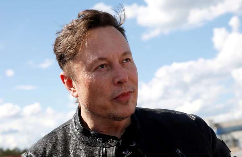 Elon Musk, fundador da SpaceX e CEO da Tesla, observa enquanto visita o canteiro de obras da gigafábrica da Tesla em Gruenheide, perto de Berlim, Alemanha.
17/05/2021
REUTERS/Michele Tantussi