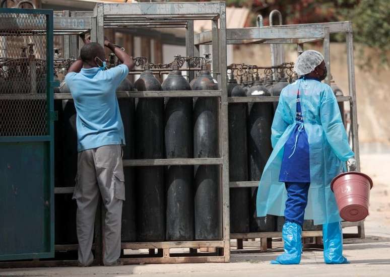 Profissional de saúde passa ao lado de cilindro de oxigênio em hospital de Dacar, no Senegal, durante pandemia de Covid-19
28/07/2021 REUTERS/Zohra Bensemra