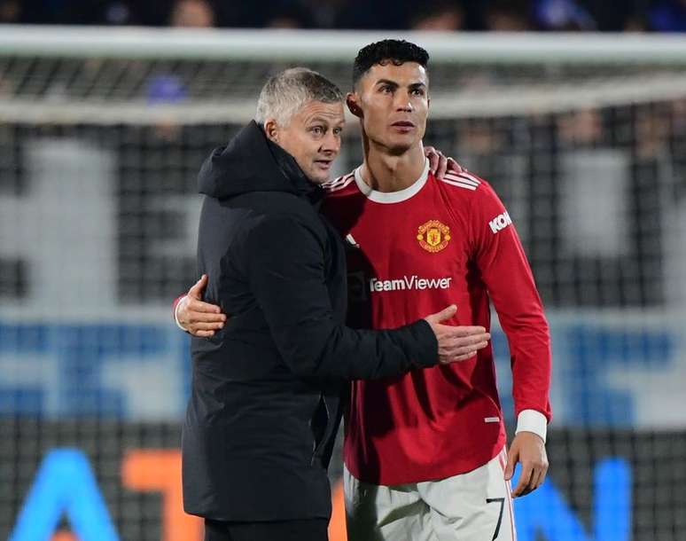 Técnico do Manchester United, Ole Gunnar Solskjaer, ao lado de Cristiano Ronaldo durante partida contra a Atalanta pela Liga dos Campeões
02/11/2021 REUTERS/Alberto Lingria