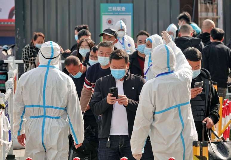 Funcionários inspecionam cartões de saúde de passageiros que deixam estação ferroviária de Yantai, na província chinesa de Shandong
02/11/2021 China Daily via REUTERS 