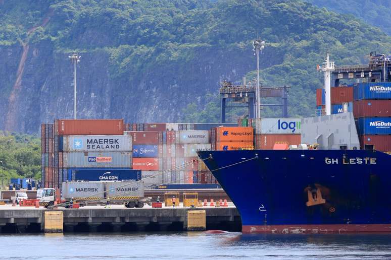 Greve de caminhoneiros afeta operações no porto de Santos