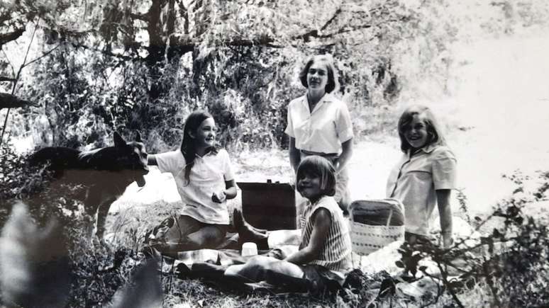 Caroline, Harriet e Jane fazendo piquenique na Etiópia com a mãe e o cachorro Benjy, durante as férias de Páscoa, em 1972