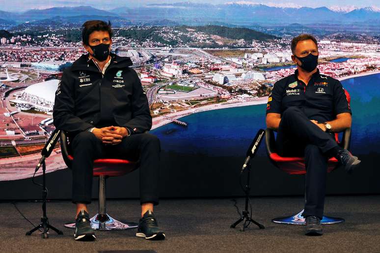 Toto Wolff e Christian Horner lado a lado em entrevista coletiva na Rússia 