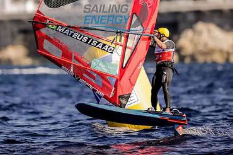 Mateus Isaac subiu para o primeiro lugar no último ranking mundial da World Sailing (Foto: Reprodução/Instagram)