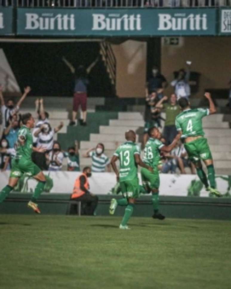 Coritiba vence e segue na liderança (Foto: Divulgação/Coritiba)