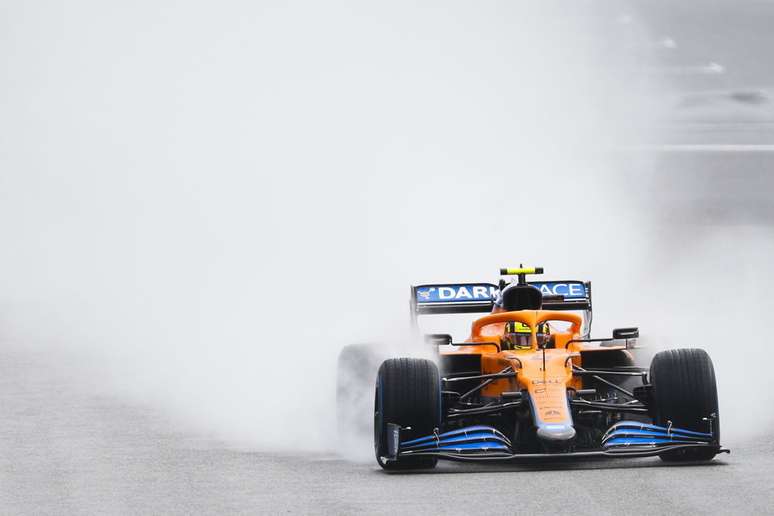 O McLaren de Lando Norris levanta uma enorme cortina de spray em Spa