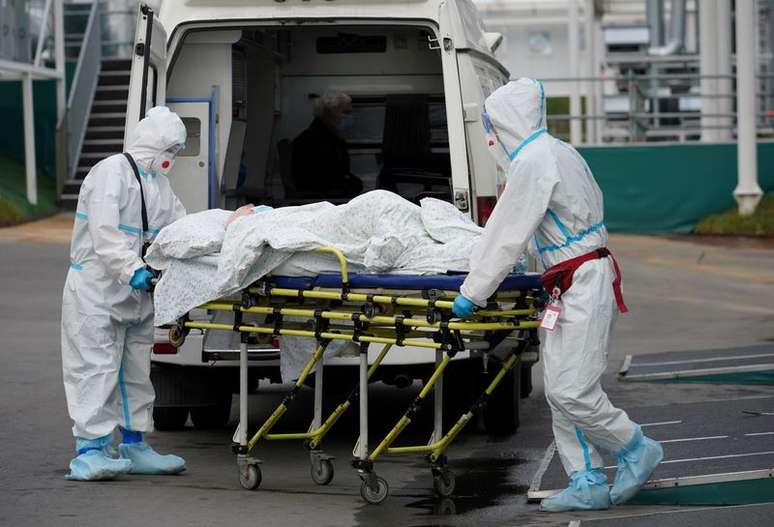 Profissionais de saúde transportam paciente em hospital voltado ao tratamento da Covid-19 em Moscou
13/10/2021 REUTERS/Tatyana Makeyeva