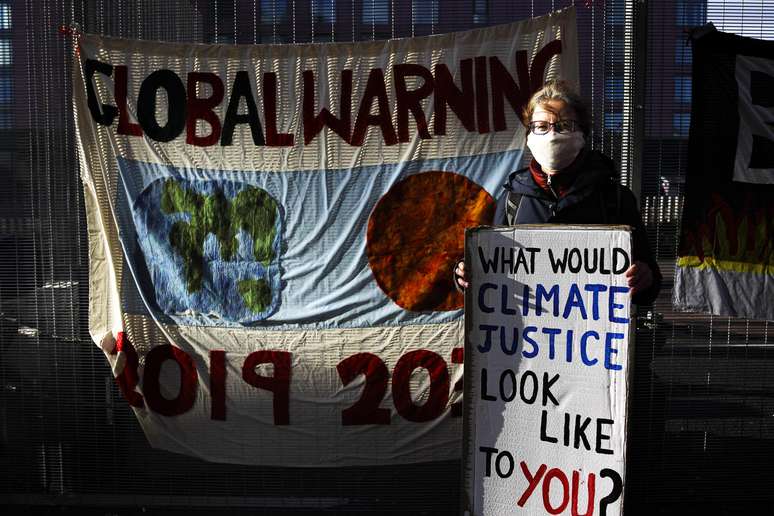 Protesto em frente ao local que sedia a COP26 em Glasgow, na Escócia 