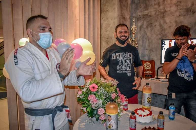 Bolinho e energético: assim os irmãos Nogueira comemoraram um ano do espaço (Foto: divulgação/Team Nogueira)