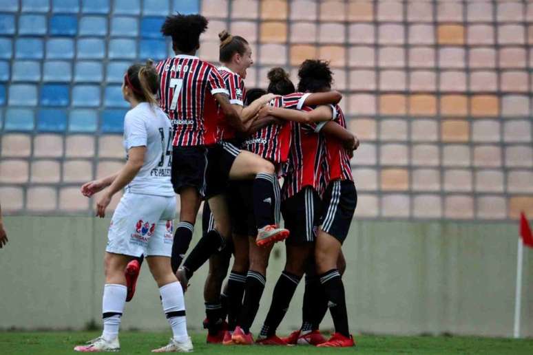 Torcida do São Paulo pede que final do Paulista Feminino seja no Morumbi (Foto: Gabriela Montesano / saopaulofc)