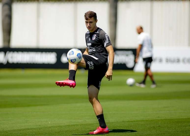 Lucas Piton faz primeiro treino com o elenco do Corinthians após