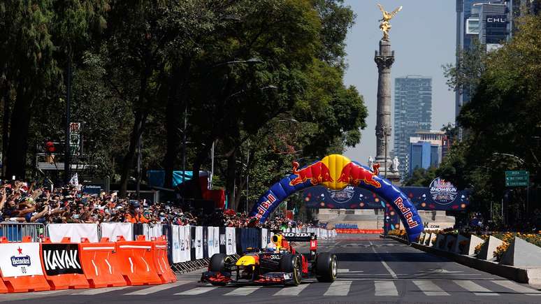 Perez pilotou um RB7 (2011) pelas ruas da Cidade do M&eacute;xico