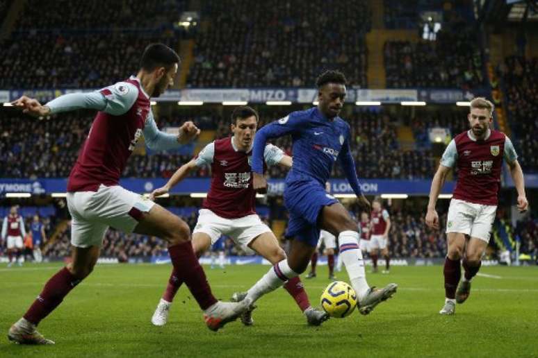 Chelsea e Burnley enfrentam-se pela Premier League (Foto: IAN KINGTON / AFP)