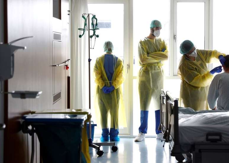 Profissionais de saúde com trajes de proteção em hospital em Darmstadt, na Alemanha
REUTERS/Kai Pfaffenbach