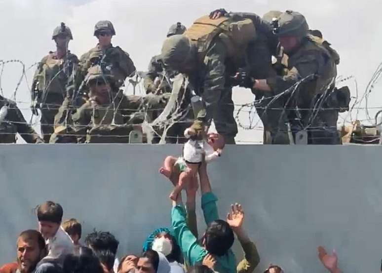 Bebê é entregue a soldado dos EUA no aeroporto de Cabul, no Afeganistão
19/08/2021 OMAR HAIDARI/via REUTERS 