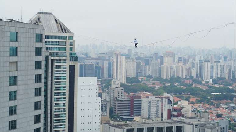 Atletas praticaram esporte entre dois arranha-céus de São Paulo (Foto: Divulgação/One Solve)