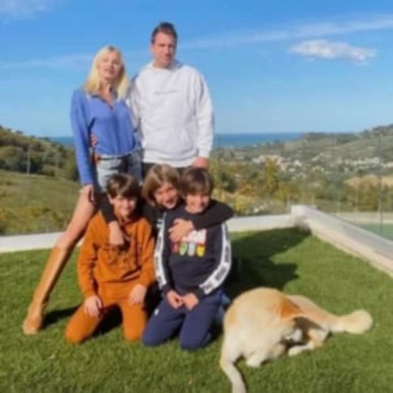 Maxi López acompanhado de Daniela Christiansson e os filhos que teve com Wanda Nara (Foto: Reprodução)