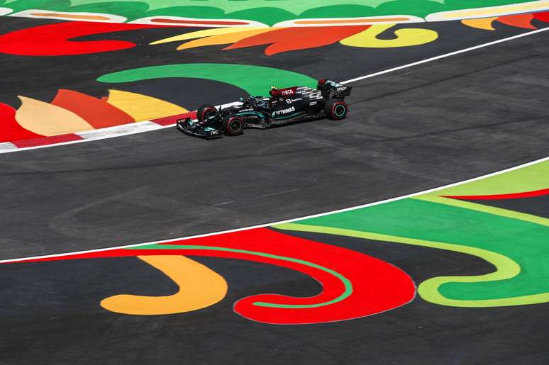 Bottas passa pelo setor do estádio no Circuito Hermanos Rodriguez