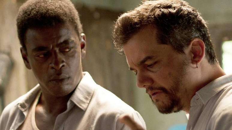 Seu Jorge é dirigido por Wagner Moura no set de "Marighella"