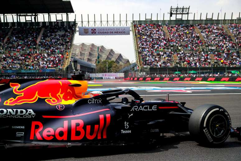 Verstappen conduz seu Red Bull em frente ao público mexicano