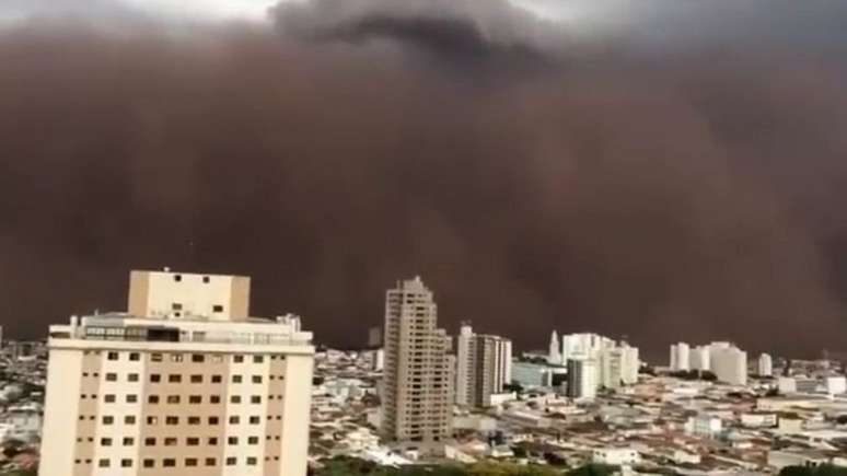 Nuvem de poeira registrada em cidades do interior de São Paulo