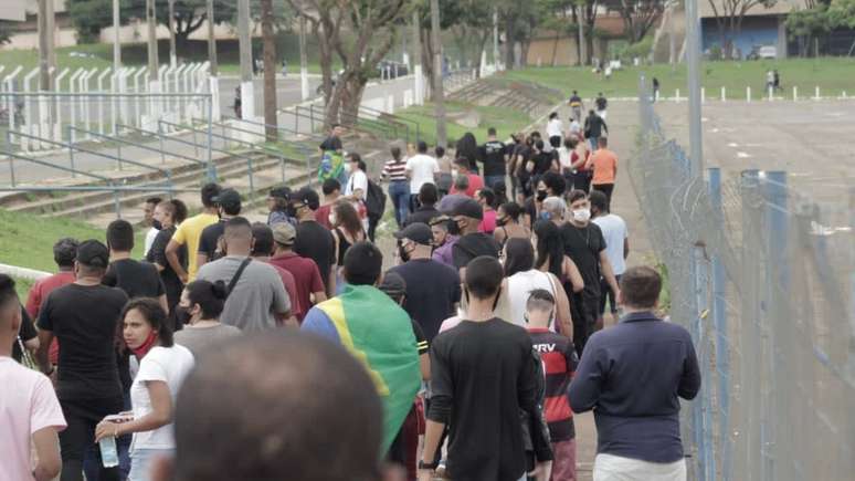 Milhares de fãs fizeram fila no velório de Marília Mendonça.