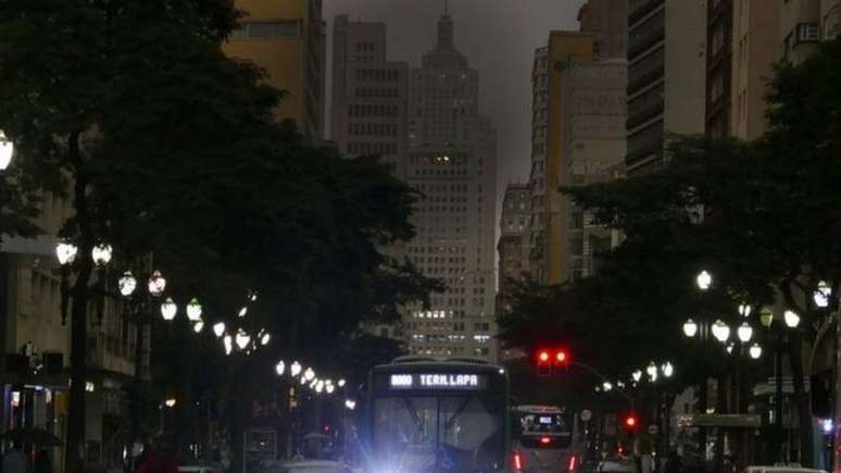 Céu ficou escuro no centro de São Paulo durante a tarde em que fumaça de incêndio na Amazônia atingiu a cidade