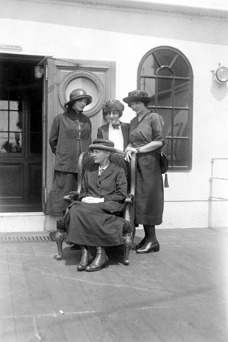 Marie Sklodowska-Curie (sentada) com suas filhas Irene e Eve e Marie Meloney (ao centro), no navio RMS Olympic em 1921