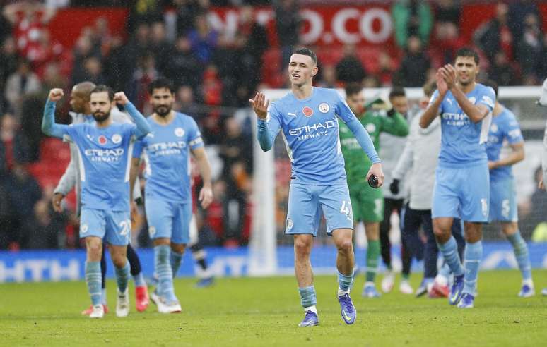 Jogadores do City comemoram vitória em clássico