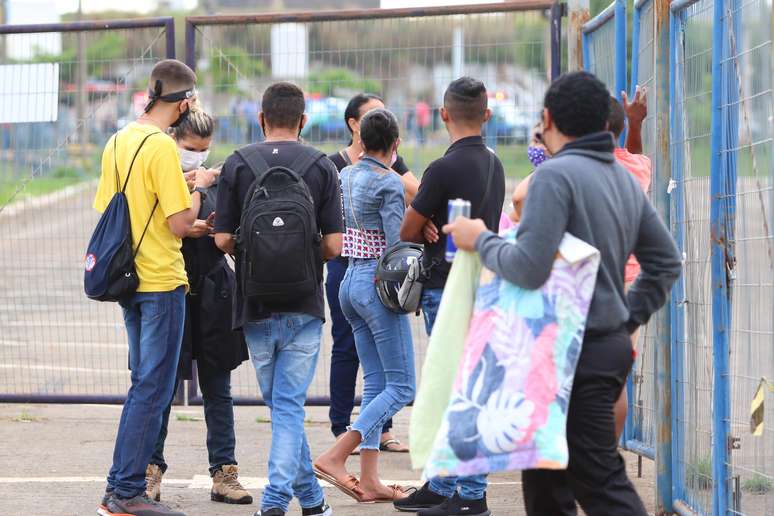 Fãs se reúnem em frente ao Estádio do Goiânia Arena, local do velório da cantora e do tio