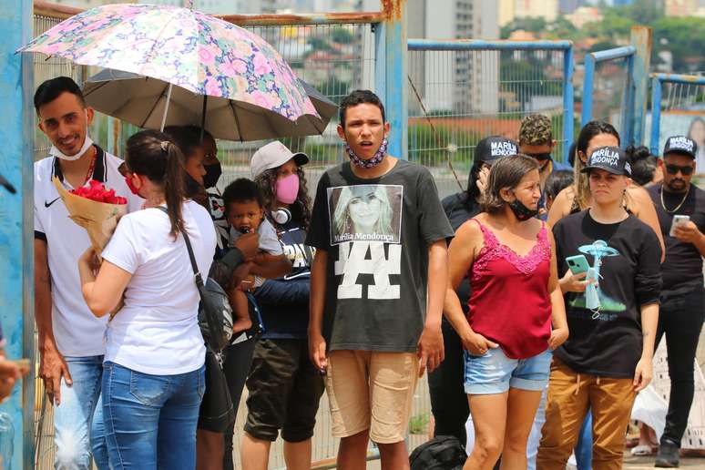 Fãs aguardam em frente ao local onde será o velório da cantora