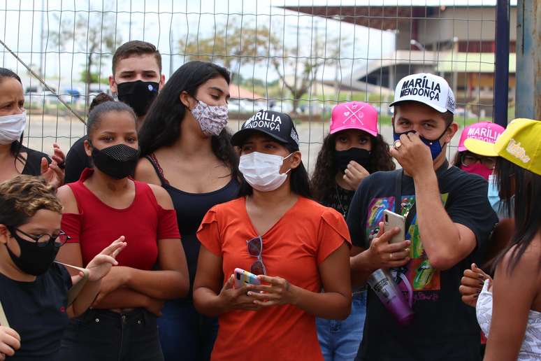 Fãs aguardam em frente ao local onde será o velório da cantora