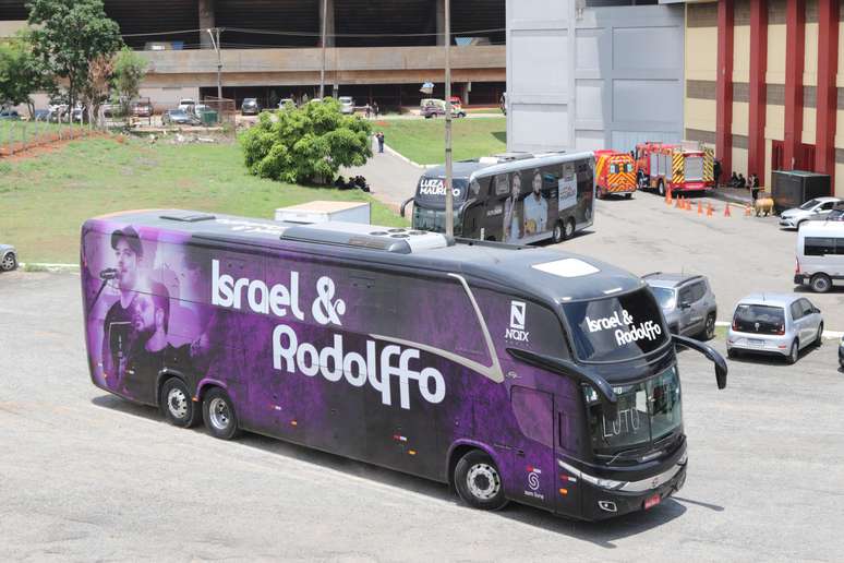 ônibus de Israel e Rodolffo chega no local do velório