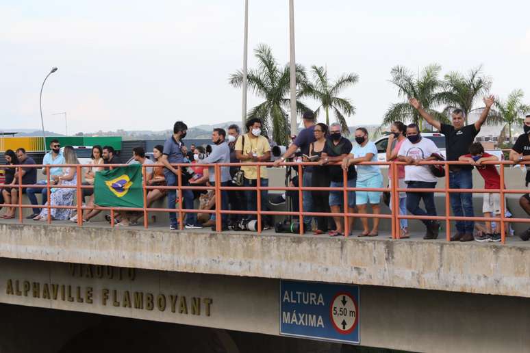 Fãs  participam do cortejo de Marília Mendonça em estrada de Goiânia (GO)