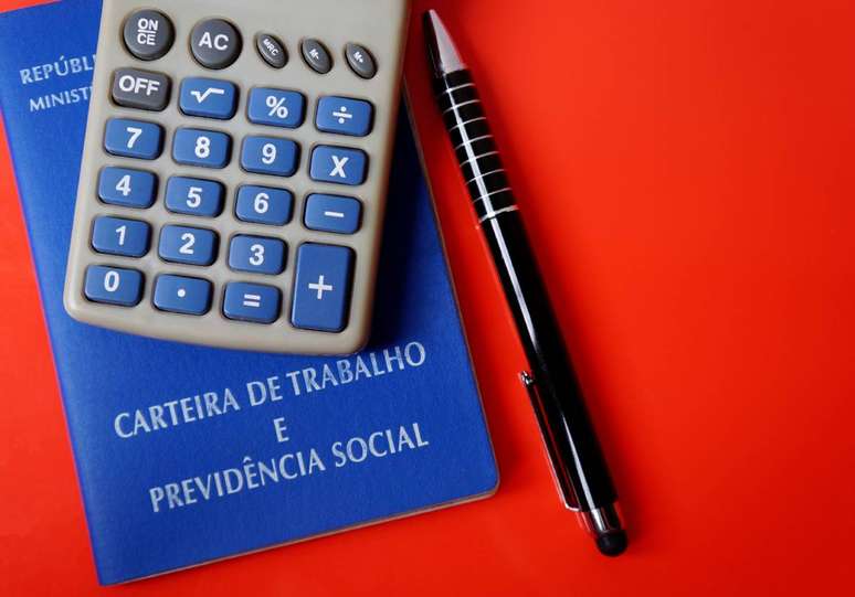 Durante o ano de 2021, o teto máximo do INSS é de R$ 6.433,57