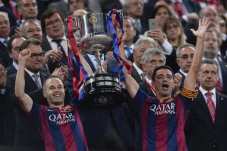 Xavi formou ao lado de Iniesta uma histórica e multicampeã dupla, pelo Barcelona e pela Espanha (Foto: JOSEP LAGO / AFP)
