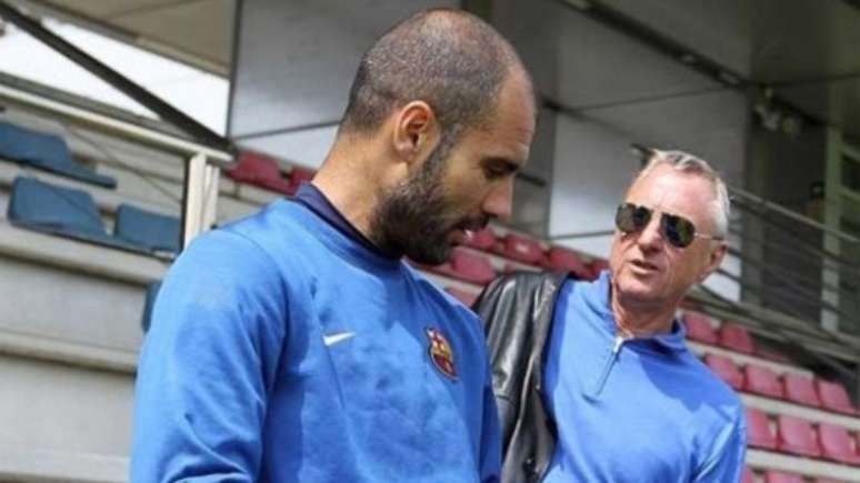 Guardiola ao lado de Cruyff durante seus tempos de treinador do Barcelona (Divulgação)
